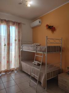 1 dormitorio con 2 literas y ventana en B&B Il Girasole, en Gallipoli