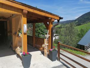 a house with a balcony with a view at Ferienwohnung Donnerkogel in Annaberg im Lammertal