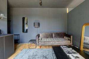 uma sala de estar com um sofá e uma mesa em Appartement artiste atelier bail mobilité Palais Royal em Paris