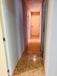 un pasillo vacío con suelo de baldosa en una casa en Viveiro-Lugomar, en Viveiro