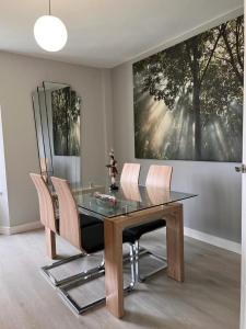 a dining room with a glass table and chairs at Viveiro-Lugomar in Viveiro