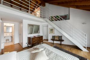 Posezení v ubytování A Casa Nuccia Mansarda by Holiday Solutions