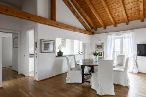 TV a/nebo společenská místnost v ubytování A Casa Nuccia Mansarda by Holiday Solutions