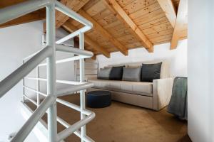 Postel nebo postele na pokoji v ubytování A Casa Nuccia Mansarda by Holiday Solutions