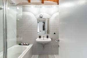 Koupelna v ubytování A Casa Nuccia Mansarda by Holiday Solutions