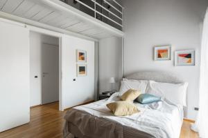 Postel nebo postele na pokoji v ubytování A Casa Nuccia Mansarda by Holiday Solutions
