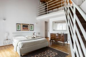 Postel nebo postele na pokoji v ubytování A Casa Nuccia Mansarda by Holiday Solutions