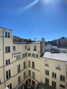 una vista desde la ventana de un edificio en Appartement artiste atelier bail mobilité Palais Royal en París