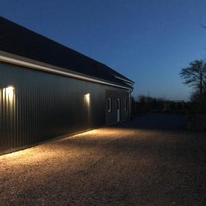 un edificio con luces de noche. en Urlaubswind, en Niebüll