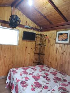 Tempat tidur dalam kamar di Cabana Hostel nas Árvores EcoPark