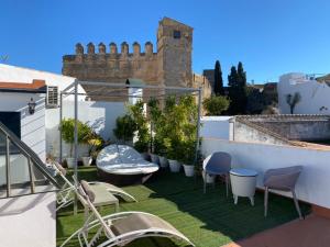 un jardin sur le toit avec des chaises et une table sur le toit dans l'établissement Casa Boutique Eros, à Carmona