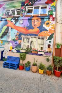 マラガにあるJara Apartments !の鉢植えの壁画