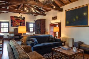 sala de estar con sofá azul y mesa en Quinta de Mourães - Casa do Xisto, en Lever