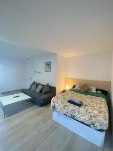Un pat sau paturi într-o cameră la Hostel Penedes