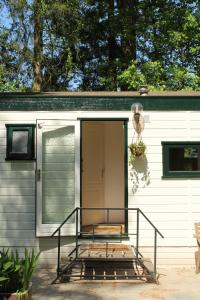 a small house with a porch and a door at Sfeervol vakantiehuisje in bosrijke omgeving in Vorden