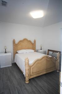 Uma cama ou camas num quarto em A beautiful queen bedroom