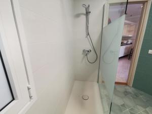 prysznic ze szklanymi drzwiami w łazience w obiekcie Costa Sol, 1 bedroom apartment. w Aronie
