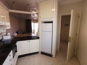 Kuchnia lub aneks kuchenny w obiekcie Costa Sol, 1 bedroom apartment.