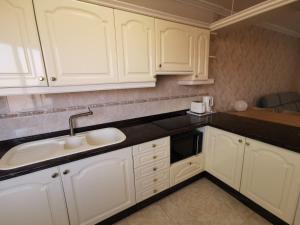Kuchnia lub aneks kuchenny w obiekcie Costa Sol, 1 bedroom apartment.