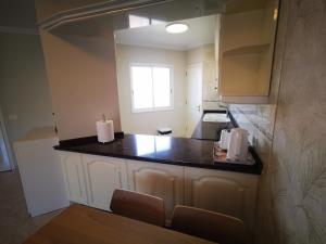 Kuchnia lub aneks kuchenny w obiekcie Costa Sol, 1 bedroom apartment.