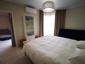 sypialnia z dużym białym łóżkiem i oknem w obiekcie Costa Sol, 1 bedroom apartment. w Aronie