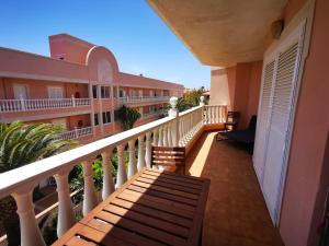 balkon hotelu z ławką w obiekcie Costa Sol, 1 bedroom apartment. w Aronie