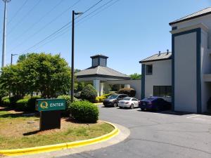 a sign in front of a building with cars parked at Quality Inn & Suites Clemmons I-40 in Clemmons