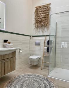 AitrachにあるFerienwohnung d.d. Chaletのバスルーム(トイレ、ガラス張りのシャワー付)