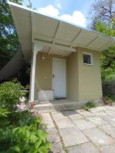 una casa con una puerta blanca y un tobogán en The Bungalow en Brasov