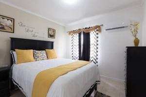Un dormitorio con una cama grande y una ventana en The Brompton's@Home, en Kingston