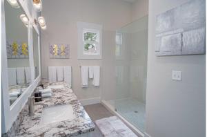 Un baño blanco con lavabo y ducha. en Incredible New 3BR2BA Near Downtown, en San Antonio 30 fotos más