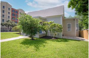 una casa con un árbol en un patio en Incredible New 3BR2BA Near Downtown, en San Antonio