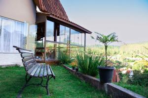 Κήπος έξω από το Chalé com lazer no Hotel Fazenda China Park ES