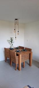 une table en bois avec deux chaises et un vase dans l'établissement Bungalow Plattedijk 25-34, à Lemmer
