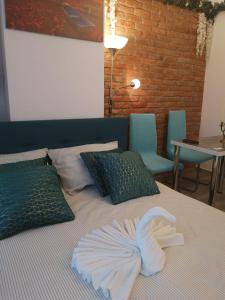a bed with a white towel on top of it at Duo Apartament in Năvodari