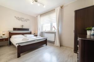 ヤスタルニャにあるWengeのベッドルーム1室(ベッド1台、大きな窓付)