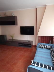 a living room with a tv and a couch at Club Nautic in Cambrils