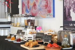 una mesa con pan y otros alimentos. en Hostal La Canonja, en Tremp