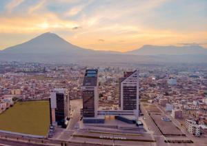 uitzicht op een stad met een berg op de achtergrond bij Sonesta Hotel Arequipa in Arequipa