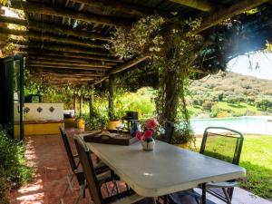 einen Tisch und Stühle auf einer Terrasse mit einem Baum in der Unterkunft House is located on a corner in Montemor-o-Novo