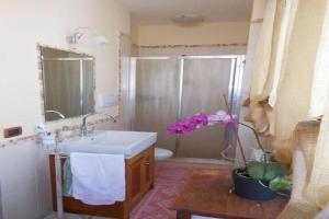 baño con lavabo, aseo y planta en CASA SARADO en Polignano a Mare