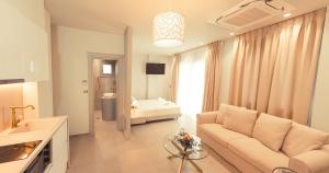 Postel nebo postele na pokoji v ubytování IO Luxury Pool & Hot Tub Suites