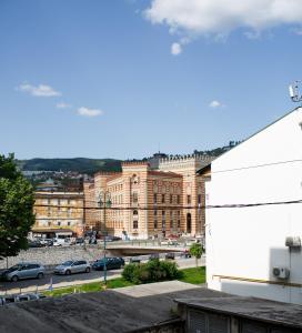 een uitzicht op een stad met een groot gebouw bij Old Town SCHarajevo - Free Parking in Sarajevo