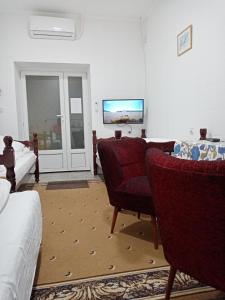 TV i/ili multimedijalni sistem u objektu Apartman Dragulj 2