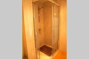 eine Dusche mit Glastür im Badezimmer in der Unterkunft Apartamento Centro Ciudad Ronda in Ronda + 21 Fotos
