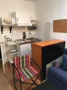 eine Küche mit einem Sofa und einem Stuhl in einem Zimmer in der Unterkunft Apartamento Centro Ciudad Ronda in Ronda