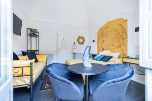 Zimmer mit einem Bett, einem Tisch und Stühlen in der Unterkunft I Mori in Catania