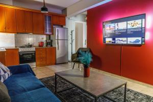 TV a/nebo společenská místnost v ubytování Blaze Studios & Apartments