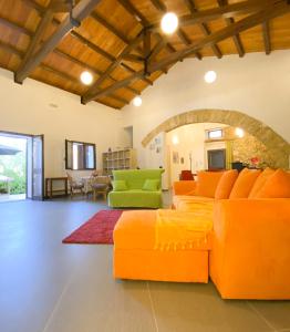 A seating area at Scopello Home