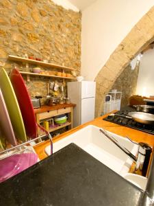 A kitchen or kitchenette at Scopello Home